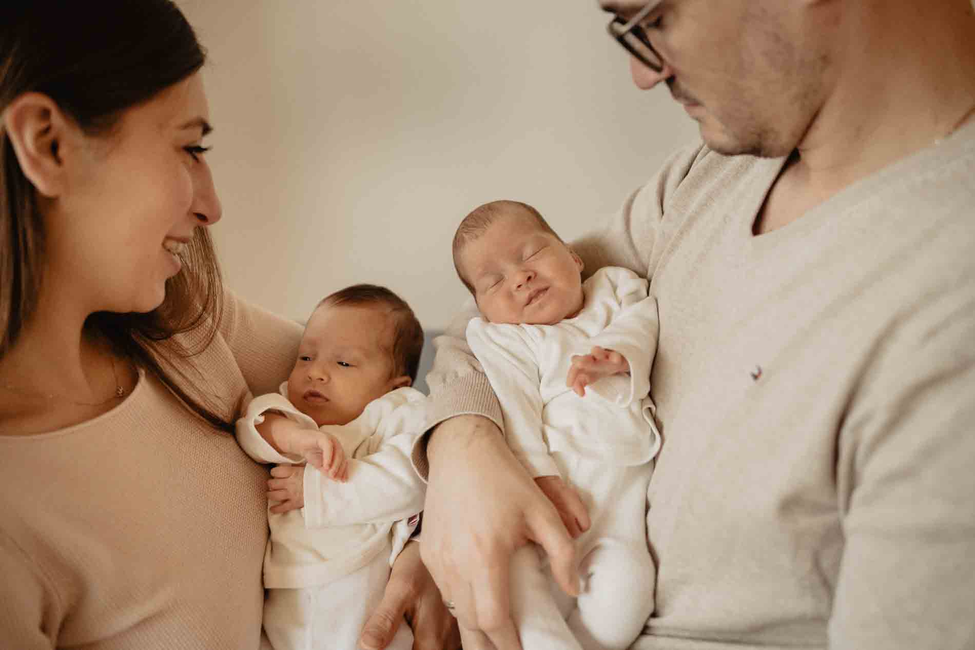 Baby-Fotoshooting mit Zwillingen und Neugeborenen Fotografie zuhause in Hamburg, Stade oder Hemmoor