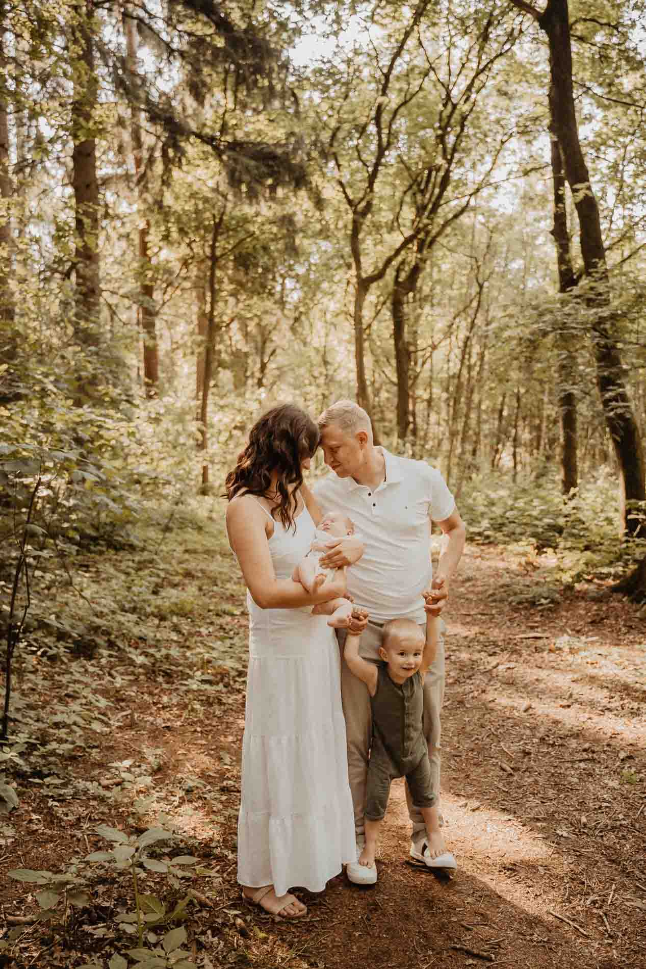 Baby-Fotoshooting und Familien Fotografie Outdoor Wald in Hamburg, Stade oder Hemmoor