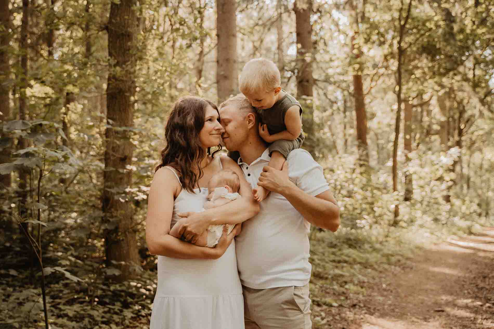 Baby-Fotoshooting und Familien Fotografie Outdoor Wald in Hamburg, Stade oder Hemmoor