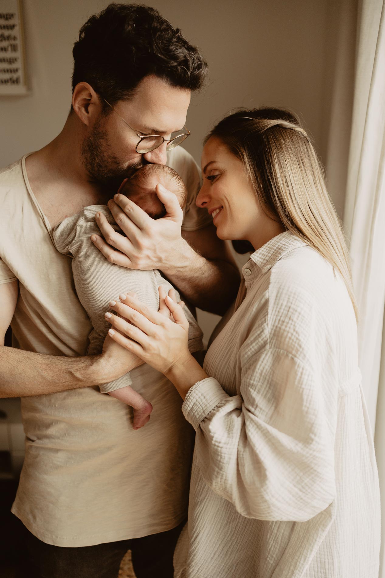 Eltern kuscheln mit ihrem Baby