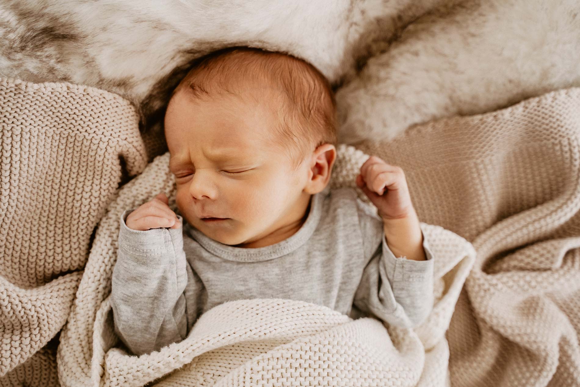 Baby-Fotoshooting und Neugeborenen Fotografie zuhause in Hamburg, Stade oder Hemmoor